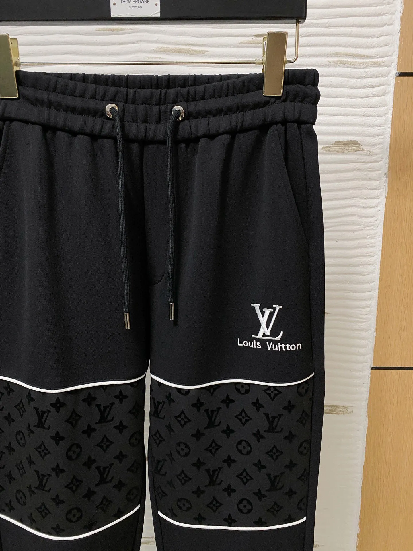 🅿️720 [LV Louis Vuitton] hot-selling suit is coming. Focus on the original version of the official website. 2025 new hot-selling cardigan and sweatshirt suit. The original order is the best. 🇭🇰The meticulous work of top designers. It has a fitting and perfect upper body effect. All-natural high-quality Tencel Roman cotton 100%, close-fitting comfort, noble and elegant! Original hardware embodies elegance and nobility! Counter size: M-3XL (maximum wear up to 190 pounds)